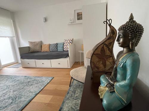 a statue of a woman sitting in a room with a bed at Messeapartment Dutzendteich in Nürnberg