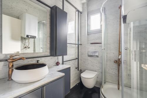 La salle de bains est pourvue d'un lavabo, d'une douche et de toilettes. dans l'établissement Flat Close to City's Mall in Nisantasi, à Istanbul