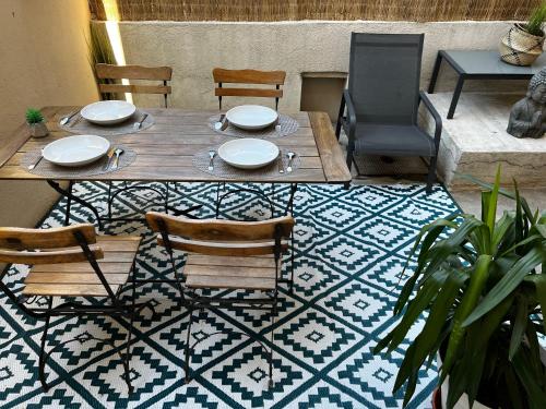 une table et des chaises sur un sol carrelé dans l'établissement Antibes centre, 3 Chambres, 2 Salles de bain, Clim, Terrasse, Wifi, à Antibes