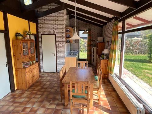 Fotografie z fotogalerie ubytování Knusse bungalow op groen park! v destinaci Ouddorp