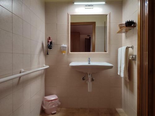 y baño con lavabo y espejo. en Agriturismo Su Solianu, en Bari Sardo