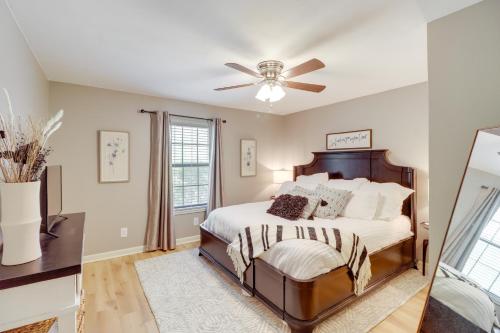 1 dormitorio con 1 cama y ventilador de techo en Waterfront Greers Ferry Lake Vacation Rental! en Fairfield Bay