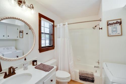 y baño con lavabo, aseo y espejo. en Waterfront Greers Ferry Lake Vacation Rental! en Fairfield Bay