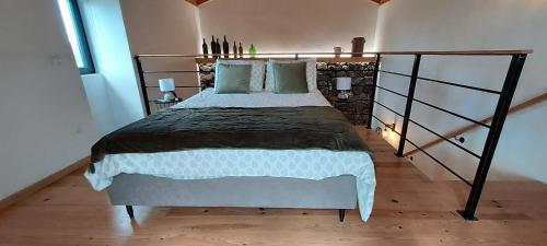 um quarto com uma cama grande num quarto em Ti Chôa - Casa da Praça em Angra do Heroísmo
