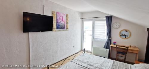 um quarto com uma televisão de ecrã plano na parede em Casa Lavanda 2 - Karin Gornji em Gornji Karin