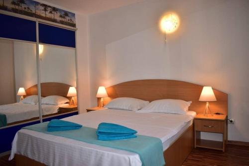 um quarto com 2 camas com toalhas azuis em Kangen Center Dobrogea House em Năvodari