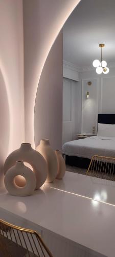 a room with a bed and two vases on the floor at atoll 'Paris-Alexandre' in Gythio