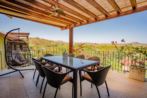 patio con mesa y sillas en el balcón en Carao T2-6 Luxury Penthouse Adults Only - Reserva Conchal, en Brasilito