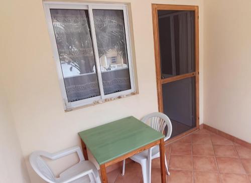 a small table and chairs in a room with a window at Appartamento Casa Agata-Sal Rei centro in Sal Rei