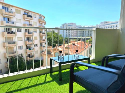 - un balcon avec une table et des chaises dans l'établissement COSY VAUTRIN, Appartement ensoleillé à 100m de la Mer, à Cannes