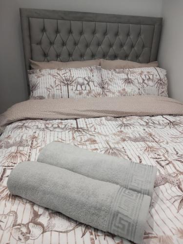 Erith的住宿－Heronsgate GH013，床上有毯子和枕头