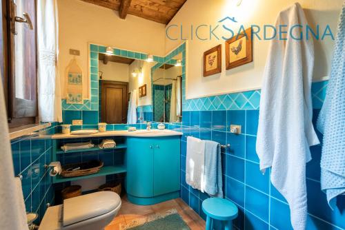 Ванная комната в Villa right on the beach a Santa Margherita di Pula for 12 people