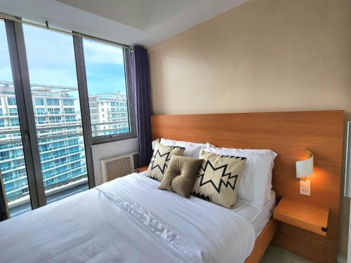 Кровать или кровати в номере Vissers Crib at Azure Urban Resort Residences
