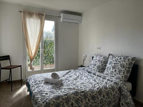 une chambre avec un lit avec un oreiller et une fenêtre dans l'établissement Antibes centre, 3 Chambres, 2 Salles de bain, Clim, Terrasse, Wifi, à Antibes