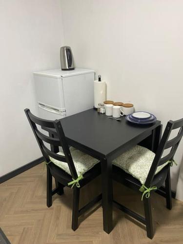 Příslušenství pro přípravu čaje a kávy v ubytování Stylish & Modern Apartment in Crumpsall