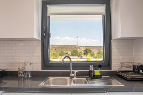 een keuken met een wastafel en een raam bij Amazing Villa with Private Pool in Alacati Cesme in Alacati
