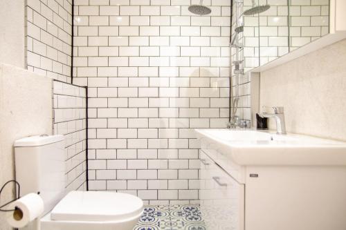 La salle de bains blanche est pourvue de toilettes et d'un lavabo. dans l'établissement Authentic House, à Izmir