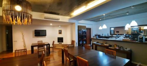 een eetkamer en een keuken met een tafel en stoelen bij Hotel Makasa in Mogente