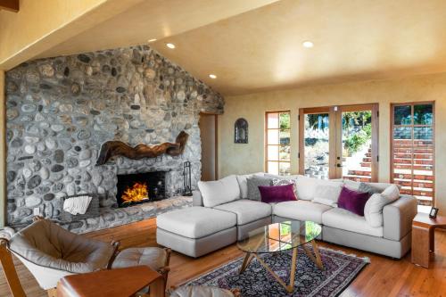un soggiorno con divano e parete in pietra di 3794 Forever Views II home a Carmel