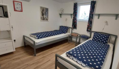 מיטה או מיטות בחדר ב-Small House Apartment