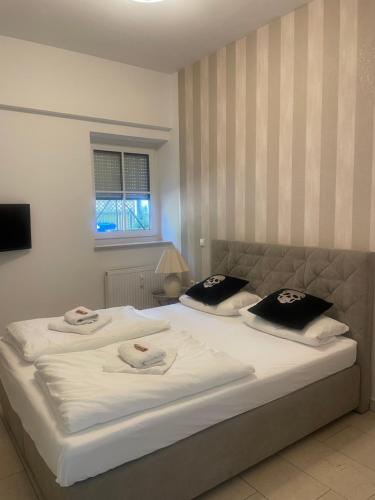 1 dormitorio con 2 almohadas en Suite 2, en Neustadt an der Waldnaab