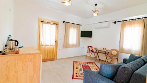 a living room with a couch and a table at MASAL SUİTES ESKi DATÇA in Datca
