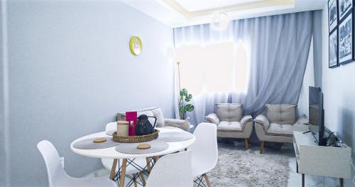 uma sala de estar com uma mesa branca e cadeiras em Sofisticado, NOVO e Moderno! em Petrolina