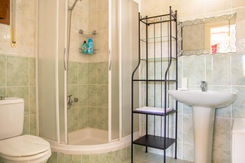 een badkamer met een douche, een toilet en een wastafel bij Enchanting Villa with Backyard in Cesme near Beach in Alacati