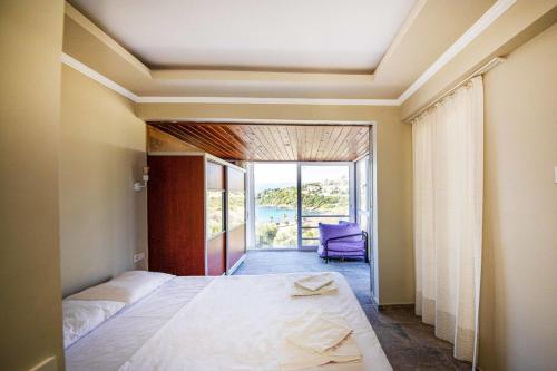 una camera con due letti e vista sull'oceano di Lovely Villa with Sea View, Balcony and Terrace in Milas, Bodrum a Bogazici