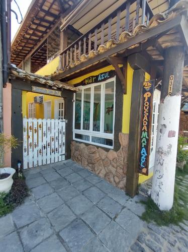 a building with a gate in front of it at Pousada Mar Azul in Abraão