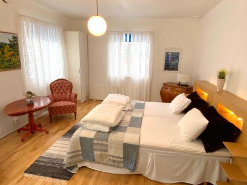 ein Schlafzimmer mit einem Bett, einem Tisch und einem Stuhl in der Unterkunft Blankaholm nära marinan in Blankaholm