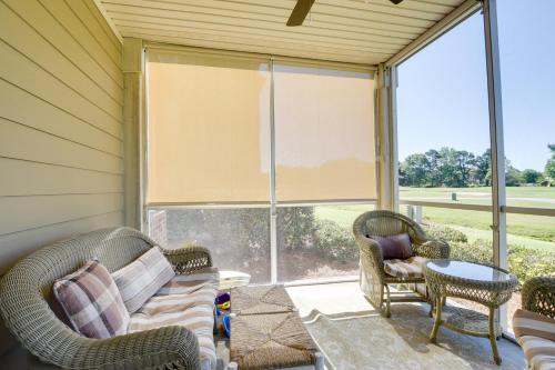 Posezení v ubytování Calabash Condo with Patio and Golf Course Views!