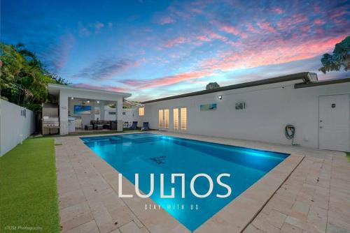 a swimming pool in the backyard of a house at Perfect Location House in Miami Pool & Jacuzzi L43 in Miami