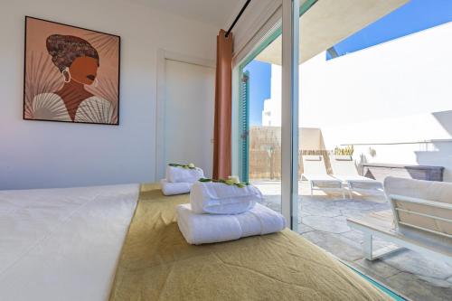 Una sala de estar con muebles blancos y una gran ventana. en La Reserva Bajo E, en Tarifa