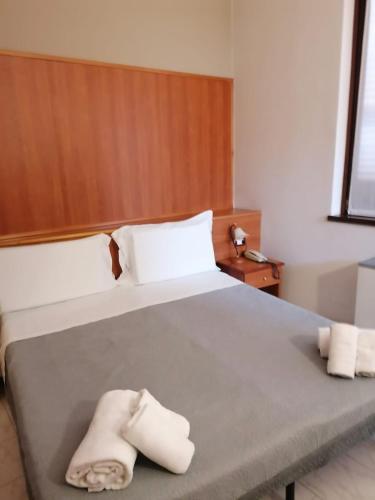 a bedroom with a bed with two towels on it at Il Leone D'Oro in Telgate