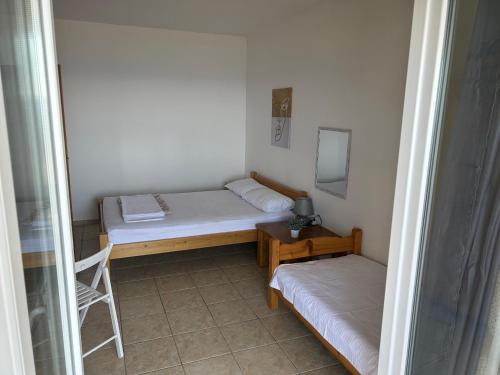 Een bed of bedden in een kamer bij Apartments Djulija