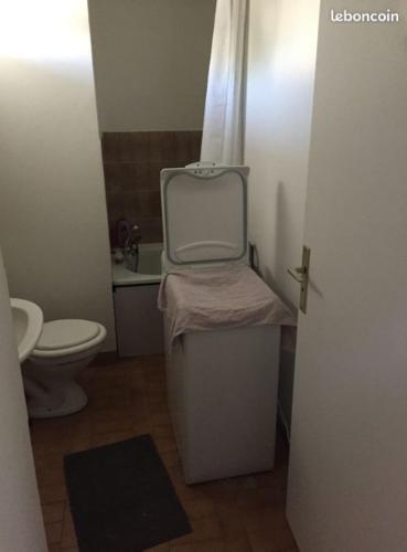 une petite salle de bain avec toilettes et lavabo dans l'établissement MER & LAC SOLEIL, à La Grande Motte