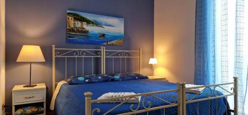A bed or beds in a room at Eureka