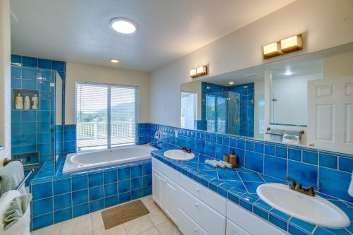 Ванна кімната в Pet-Friendly Clearlake Oaks Vacation Home with Pool!
