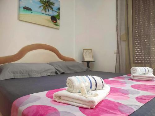una camera da letto con un letto e asciugamani di COASTAL RETREAT - Beach Apartment Vlore a Vlorë
