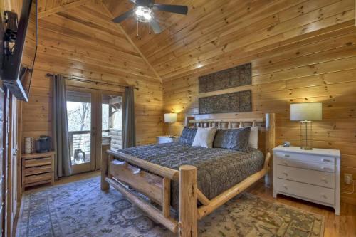 1 dormitorio con 1 cama en una cabaña de madera en Casa Rustica Cabin with Mountain Views & Hot Tub, en Blue Ridge