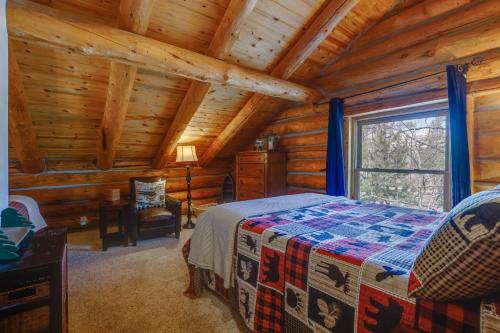 1 dormitorio con 1 cama en una cabaña de madera en Grand Lake Cabin with Direct Access to Rocky Mtn NP!, en Grand Lake