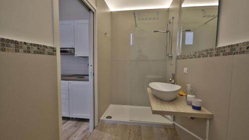 a bathroom with a sink and a shower at Casa Levante a 75 mt dalla spiaggia in Monopoli