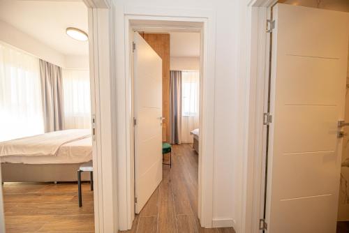 - une petite chambre avec un lit et un placard dans l'établissement N&N Lux Guest house, à Bar