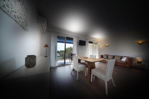 une salle à manger avec une table, des chaises et un canapé dans l'établissement LA FALAISE PARADIS Vue mer 180°, à Cassis
