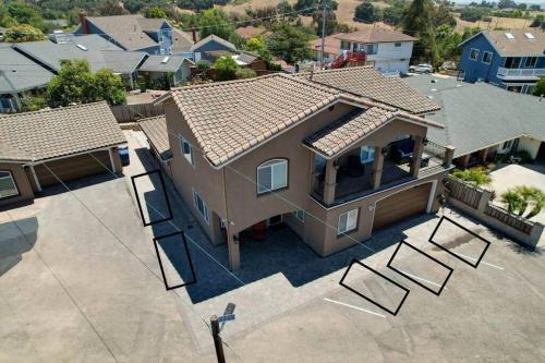 una vista aérea de una casa con techo en Hillside view with hot tub!, en Arroyo Grande