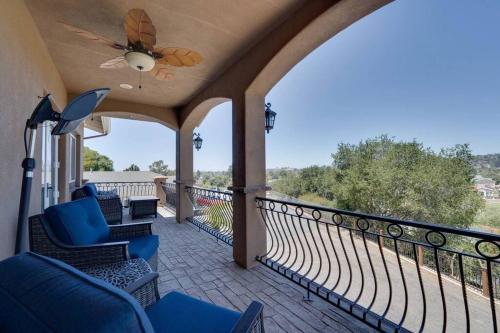 Μπαλκόνι ή βεράντα στο Hillside view with hot tub!