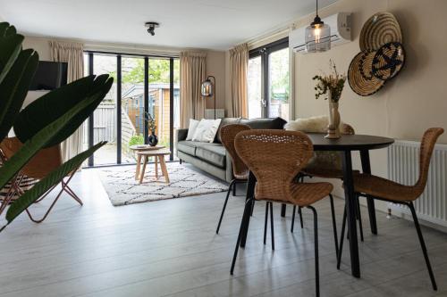 Χώρος καθιστικού στο Bosrijk Chalet - hottub - Veluwe Putten