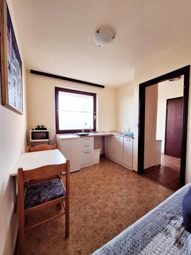 um quarto com uma cozinha com uma secretária e uma janela em Maria´s Haus em Novigrad Istria