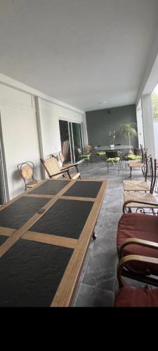 una sala de estar con sillas y mesa y una habitación con mesa y sillas. en Casa blanca, en Guadalajara